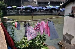 Panni stesi nella città di Zhouzhuang, un piccola Venezia nella Cina orientale