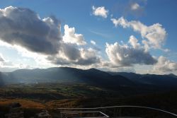 Panorama dalla via Ferrata a Sasso di Castalda in Basilicata. Il Parco avventura offre emozioni e splendide viste sui monti della Lucania - ©  www.pontetibetanosassodicastalda.com