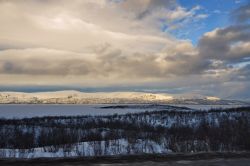 Panorama nei dintorni di Abisko: in fotografia il Tornetrask lake, il settimo per estensione della Svezia, il secondo come profondità