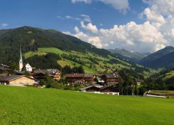 Fotografia diurna dello scenario di Alpbach, Tirolo (Austria) - Sogno o son en-plain-air? Questa è la domanda che probabilmente i numerosi visitatori si chiedono quando finiscono ad ammirare ...
