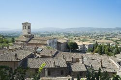 Panorama su Assisi e sulla Chiesa di San Pietro. Fondata assieme al monastero nel X° secolo dai benedettini del monte Subasio, l'edificio religioso dedicato a San Pietro venne ricostruito ...