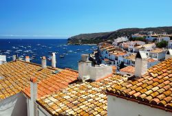 Panorama dall'alto del borgo di Cadaques, Catalogna, Spagna 93827845 - © Ammit Jack / Shutterstock.com