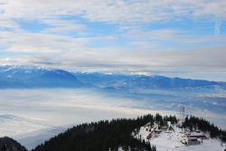 Panorama invernale sui monti Carpazi: siamo nelle vicinanze di Sinaia in Romania - © Catalin D / Shutterstock.com