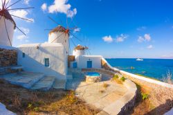 Panorama delle isole Cicladi: i Mulini a Vento della baia di Mykonos in Grecia - © Vasilis Barbounakis / Shutterstock.com
