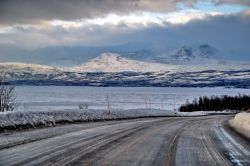 Panorama lungo la E10 in Svezia: ci troviamo appena ad ovest di Abisko lungo le sponde meridionali del lago Tornetrask 