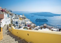 Panorama di Fira a Santorini, con il vulcano Nea Kameni sullo sfondo, uno deggli strato vulcani più attivi della Grecia - © Kavun Kseniia / Shutterstock.com