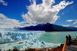 Il magico panorama dal punto di osservazione del Ghiacciaio Perito Moreno in Patagonia: siamo nei pressi della località di El Calafate, in Patagonia in Argentina. il Perito Moreno è ...
