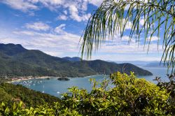 Panorama dell'Ilha Grande, con una grande baia dotata di spiaggia. Siamo in Brasile e quest'isola si trova al largo della costa di Angra dos Reis, nello stato di Rio de Janeiro  - ...