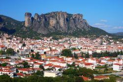 Foto panoramica di Kalambaka, Tessaglia - Cittadina moderna ai piedi delle Meteore, gli splendidi pinnacoli di roccia che le regalano una cornice fra le più suggestive al mondo, Kalambaka ...