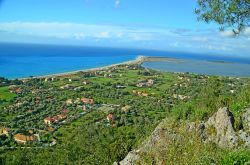Panorama di Lefkada, Grecia - Fotografata dall'alto di St.Ionannis, l'isola appare in tutto il suo splendore. Grazie alla varietà del suo paesaggio e alle sue particolarità, ...