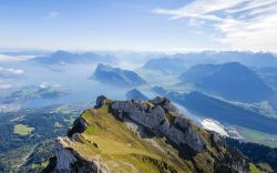 Panorama dalla cima del Monte Pilatus: in fondo il Lago di Lucerna o dei Quattro Cantoni, uno dei più famosi della Svizzera - © e X p o s e / Shutterstock.com