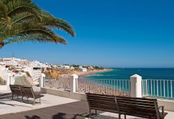 Foto panoramica dell'Oceano Atlantico dal centro di Albufeira - Fondata dagli antichi romani e poi passata sotto la dominazione moresca, Albufeira è uno dei più suggestivi ...