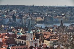 Panorama di Praga dal Castello: sulfiume il Ponte ...