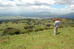 il panorama dal bordo meridionale della Rift Valley del Kenya. Questa depressione corre lungo l'Africa Orientale, da Gibuti fino al Mozambico, e rappresenta un tentativo in atto di separazione ...