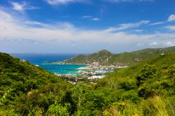 Panorama di Road Town, la capitale delle Isole Vergini Britanniche sull'isola di Tortola - © BlueOrange Studio / Shutterstock.com