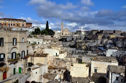 Panorama dei Sassi di Matera: in foto ammirariamo il duomo e il Sasso Barisano