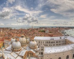 Panorama di Venezia, con in primo piano la Basilica di San Marco. Lo scatto è stato effettuato dalla cima del Campanile dell'omonima Piazza San Marco - © Anastasios71 / Shutterstock.com ...