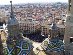 Veduta aerea di Saragozza, delle sue strade affollate e dei suoi tetti dall'alto della Cattedrale del Pilar - © casinozack / Shutterstock.com