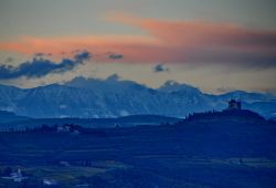 Panorama al tramonto dal Castello di Soave, si notano i Monti Lessini con la prima neve di stagione
