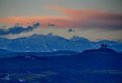 Panorama al tramonto dal Castello di Soave, si ...