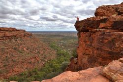 Panorama dal bordo del Kings Canyon in Australia - Una delle viste migliori si gode dal Cotterill's Lookout dove le rocce si tuffano in verticale per un centinaio di metri sulla spaccatura ...