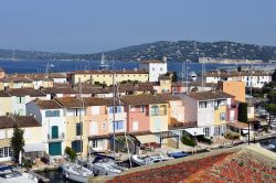 Panorama del borgo marinaro di Port Grimaud in Francia. Ci troviamo non distante dalla più blasonata meta turistica di Saint Tropez  - © Christian Musat / Shutterstock.com