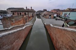 Panorama del centro di Comacchio, come si ammira dalla cima del Trepponti, Emilia-Romagna.
