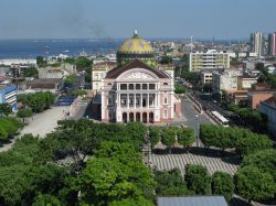 Panorama del centro Manaus con il Teatro Amazonas e sullo sfondo il Rio Negro (Brasile) - © guentermanaus / Shutterstock.com