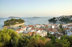 Panorama sul  centro di SKiathos, ed il bel mare della Grecia, nelle isole Sporadi - © BrankoG / Shutterstock.com