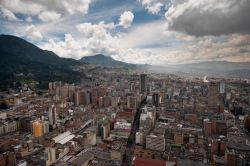 Veduta aerea di Bogotà (Santa Fé de Bogotà fino al 1998), la capitale colombiana a 2.640 metri d'altitudine - © rafcha / Shutterstock.com