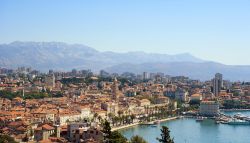 Panorama del centro storico di Spalato, Dalmazia, Croazia: il porto, la città e i monti sullo sfondo - © posztos / Shutterstock.com