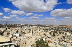 Panorama della città di Madaba in Giordania. E' famosa per i suoi mosaici, tra cui uno che rappresenta una antica mappa geografica - © Ahmad A Atwah / Shutterstock.com