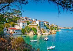 Panorama della città vecchia skiathos , con le sue catatteristiche casette che s'affacciano su di un mare cristallino. Siamo nelle isole Sporadi settentrionali e Skiathos è ...