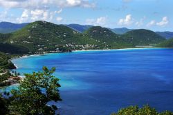 Panorama di un tratto di costa a Tortola, isola dei caraibi nel gruppo delle BVI, le Isole Vergini Britanniche - © Ramunas Bruzas / Shutterstock.com