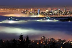 Un'affascinante veduta di Vancouver (Canada) fotografata dall'alto della Cypress Mountain, la vetta a nord della città che comprende un'importante ski area. Nella foto, ...