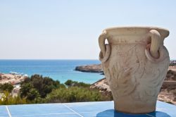 Panorama da una villa di Lampedusa. Molti vacanzieri affittano case ed appartamenti durante la stagione estiva, venendo a godere del mare trasparente e del clima soleggiato - © RZ Design ...