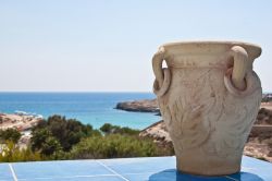 Panorama da una villa di Lampedusa. Molti vacanzieri ...