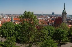 Panorama dal Castello di Bratislava, Slovacchia - Situato nel centro storico della città, sulla sommità di una collina rocciosa, il castello di Bratislava fu costruito attorno ...