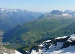 Panorama dal Gemmstock verso il versante del nuovo comprensorio in basso a sx area del nuovo sviluppo immobiliare, che vuole lanciare Andermatt come nuova meta di villeggiatura della Svizzera ...