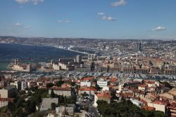 Panorama dall'alto di Marsiglia durante una giornata di Mistral in Provenza (Francia)  - © velirina / Shutterstock.com 