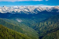 Panorama dalla Moro Rock, una cima granitica, raggiungibile con l'omonimo sentiero, che si trova all'interno del Parco Nazionale Sequoia - Kings Canyon in California - © Anatoliy ...