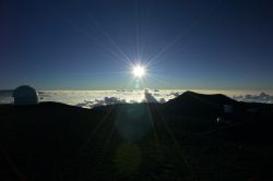 Panorama dalla cima del vulcano Mauna Kea in una giornata di sole, sull'isola di Hawaii, nell'omonimo arcipelago. Il Mauna Kea è un'imponente vulcano quiescente alto 4.205 ...