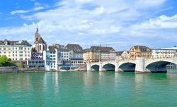 Fiume Reno a Basilea - Il fiume Reno (il cui nome deriva da una radice celtica che sta a significare "scorrere") nasce nelle Alpi svizzere nel Cantone Grigioni e segna il confine tra ...