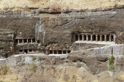 Panorama delle grotte scavate nella roccia delle Ajanta Caves nel Maharashtra, in India - © JeremyRichards / Shutterstock.com