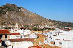 Panorama di Loja (Andalusia), Spagna meridionale. Questa vista si gode dalla cima dell'Alcazaba - © Arena Photo UK / Shutterstock.com