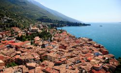 Fotografia aerea di Malcesine, Lago di Garda - Il più settentrionale dei paesi che sorgono sulla costa veronese del lago, Malcesine è un piccolo centro veneto di poco meno di 4 ...