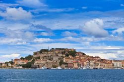 Panorama di Portoferraio visto dal mare, arrivando in traghetto da Piombino. Con i suoi 13 mila abitanti è il comune più popoloso dell'Isola d'Elba e il secondo per superficie ...