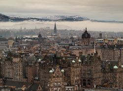 Panorama invernale di Edimburgo, come si può ammirare dal Nelson Monument. Sullo sfondo uno strato di nebbia e le montagne con la neve - © Dennis van de Water / Shutterstock.com