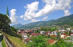 Panorama in estate in Tirolo: la vallata di Kirchberg, una delle stazioni sciistiche dell'Austria che si trova a pochi km dalla più famosa Kitzbuhel - © travelpeter / Shutterstock.com ...