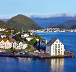 Panorama del fiordo di Alesund, nella regione del Sunnmøre, Norvegia occidentale. Le attrazioni più belle della città sono rappresentate dai tre punti panoramici che la ...